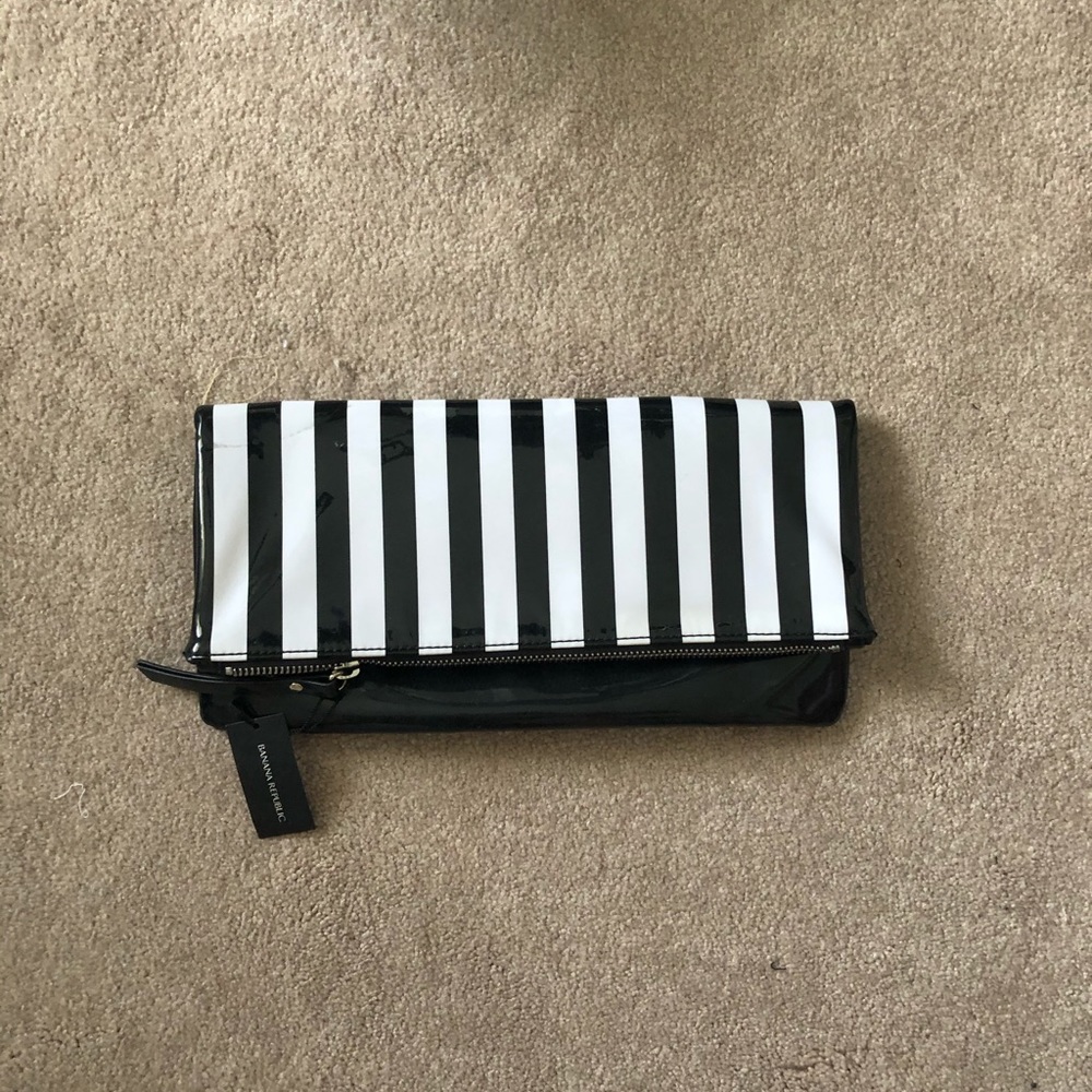 Foldable patent leather clutch